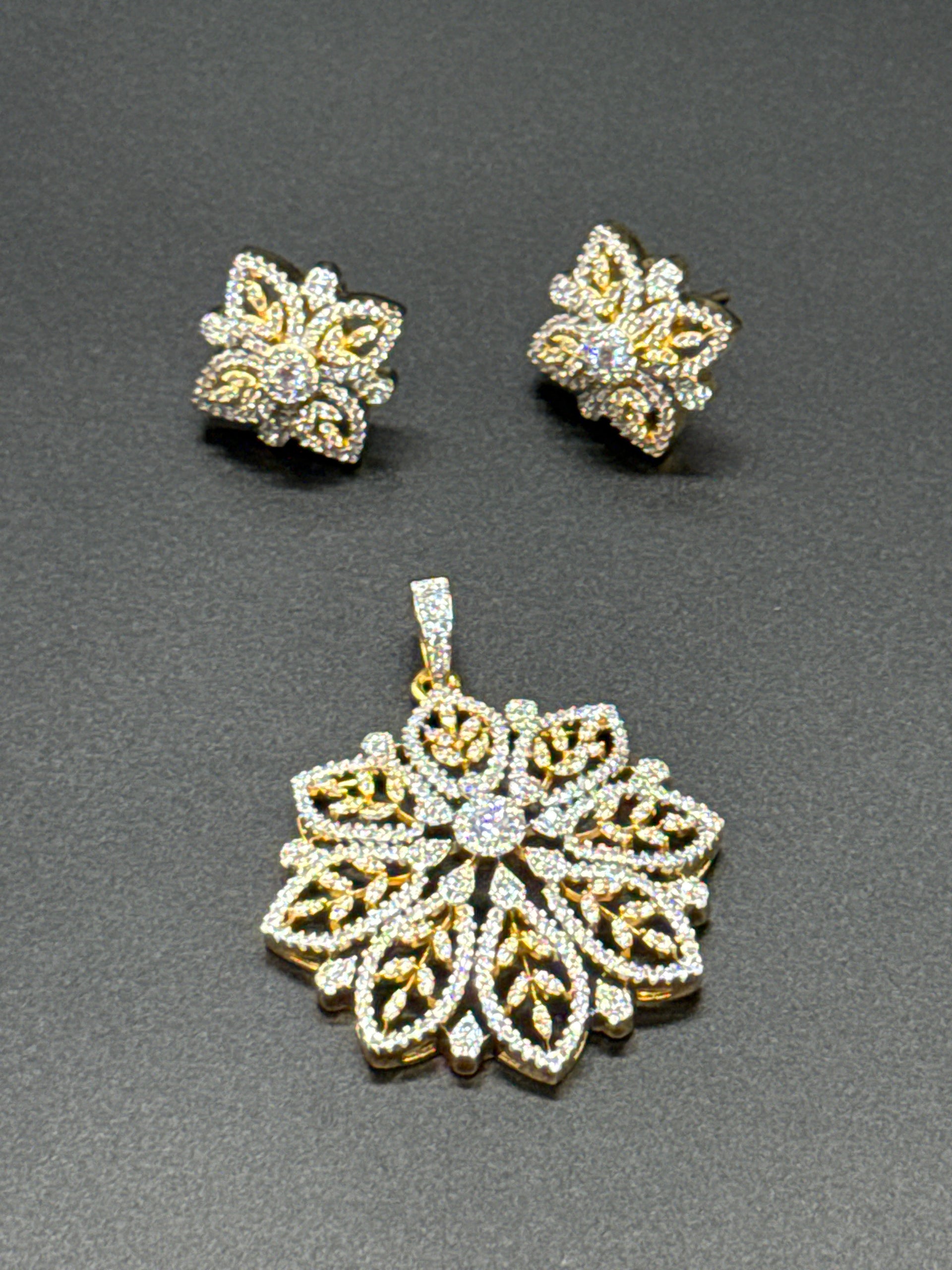 Diamond pendant set