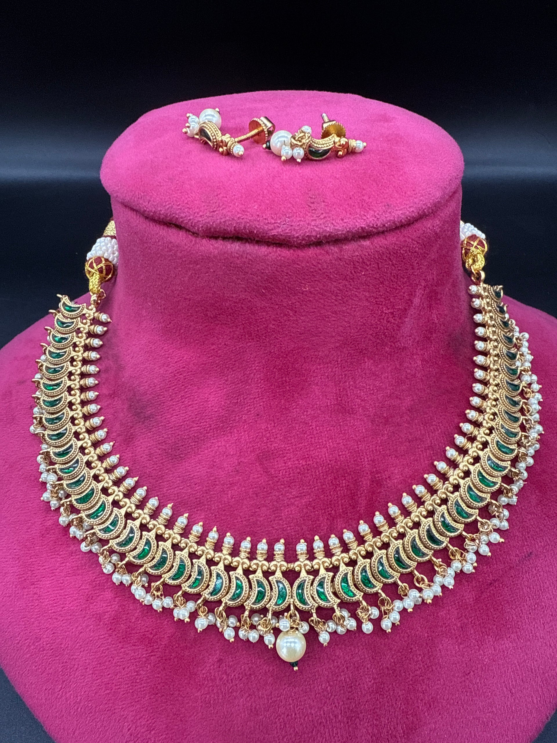 Emerald Kundan neck set with screw type earring