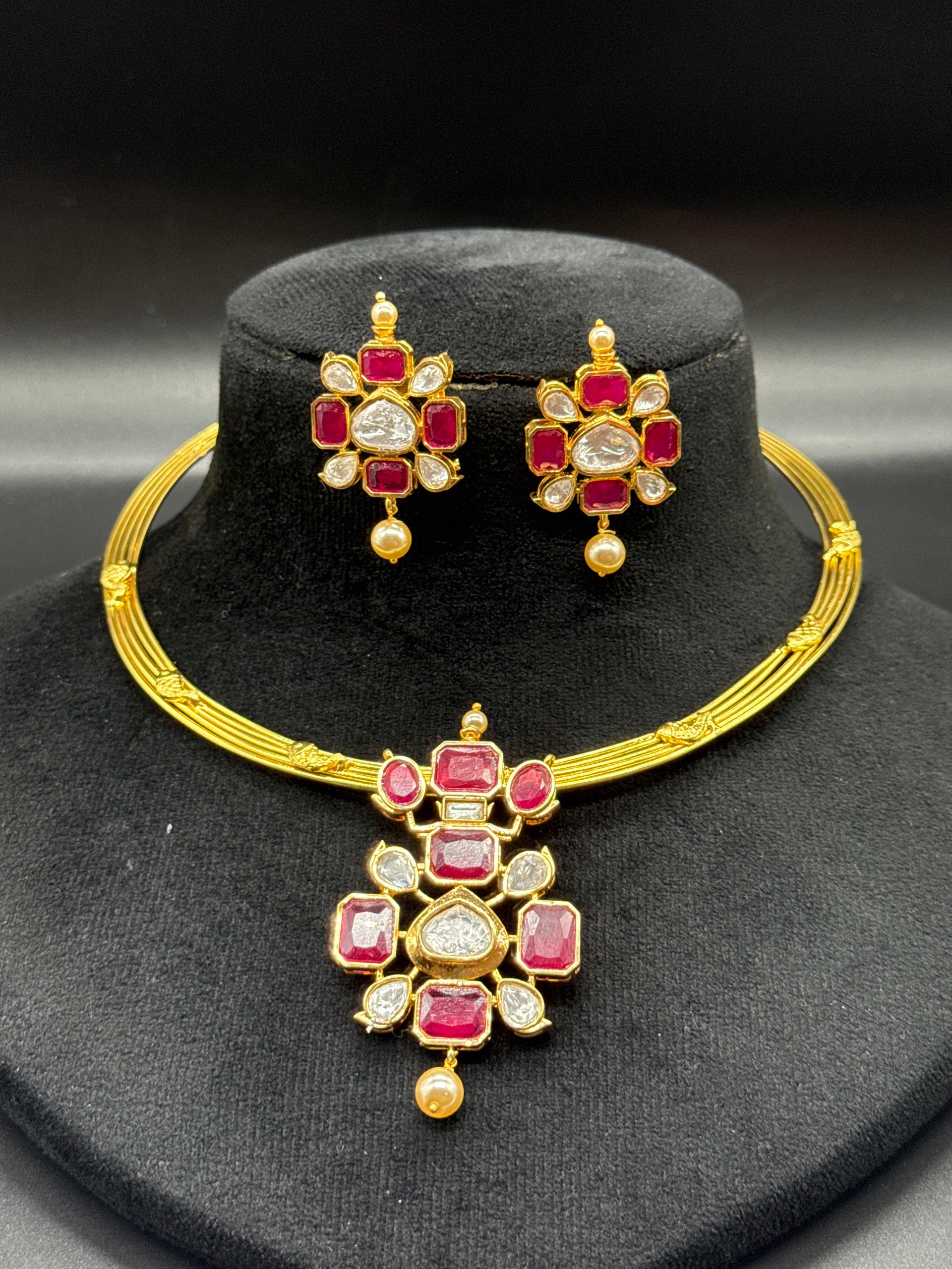 Ruby pendant set with kante