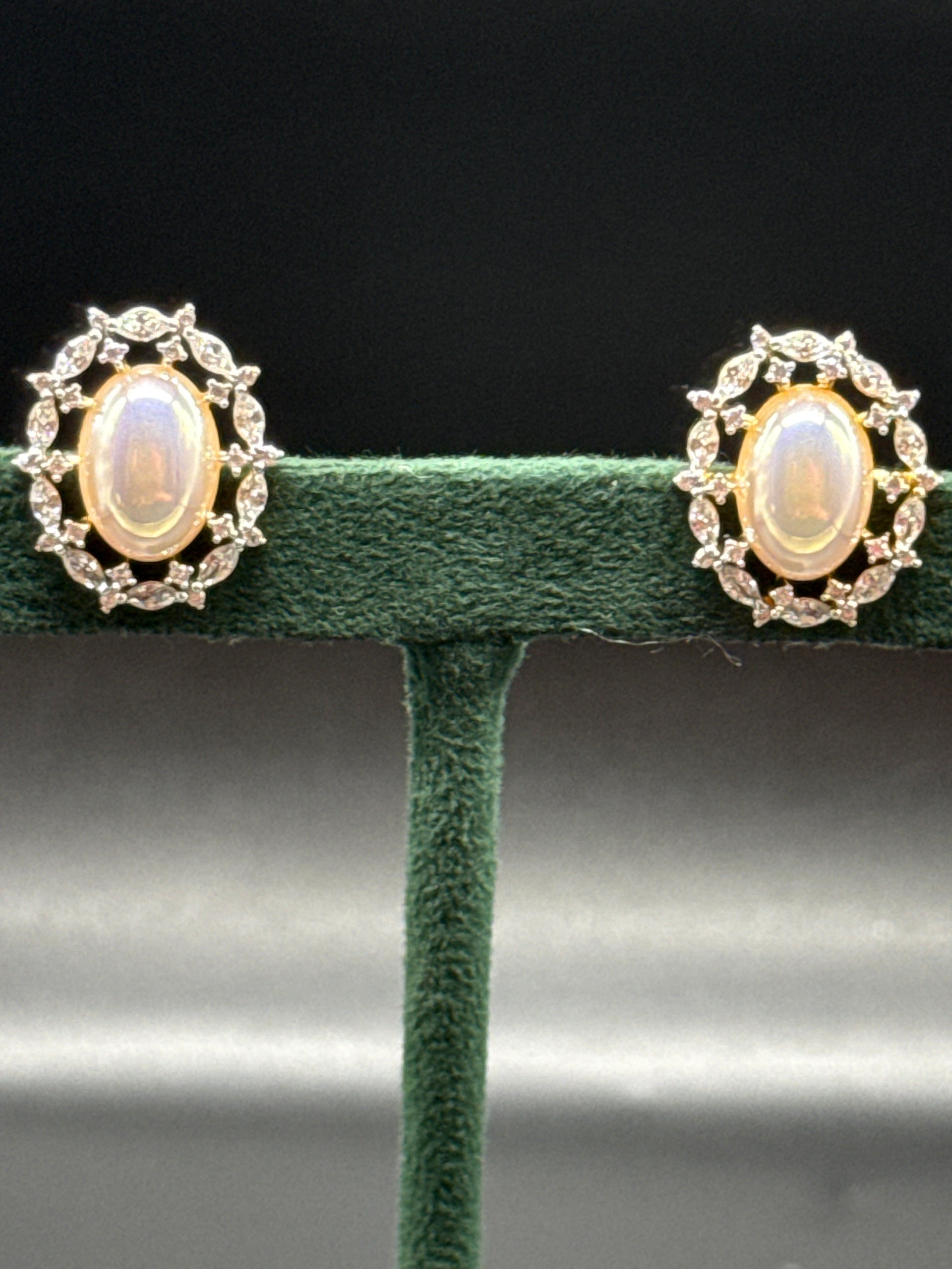 Pearl diamond stud