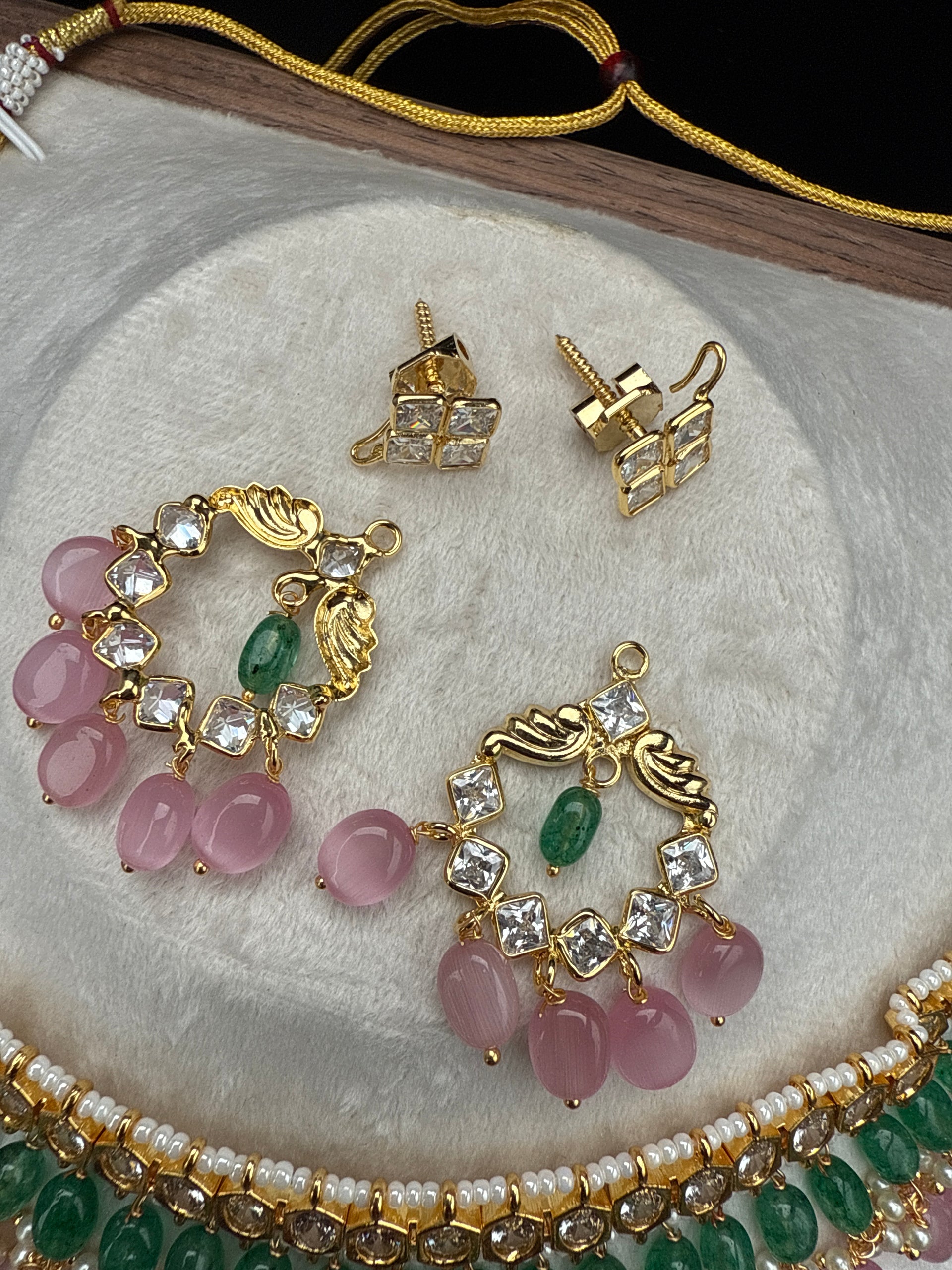 Classic design choker with detachable earrings screw type