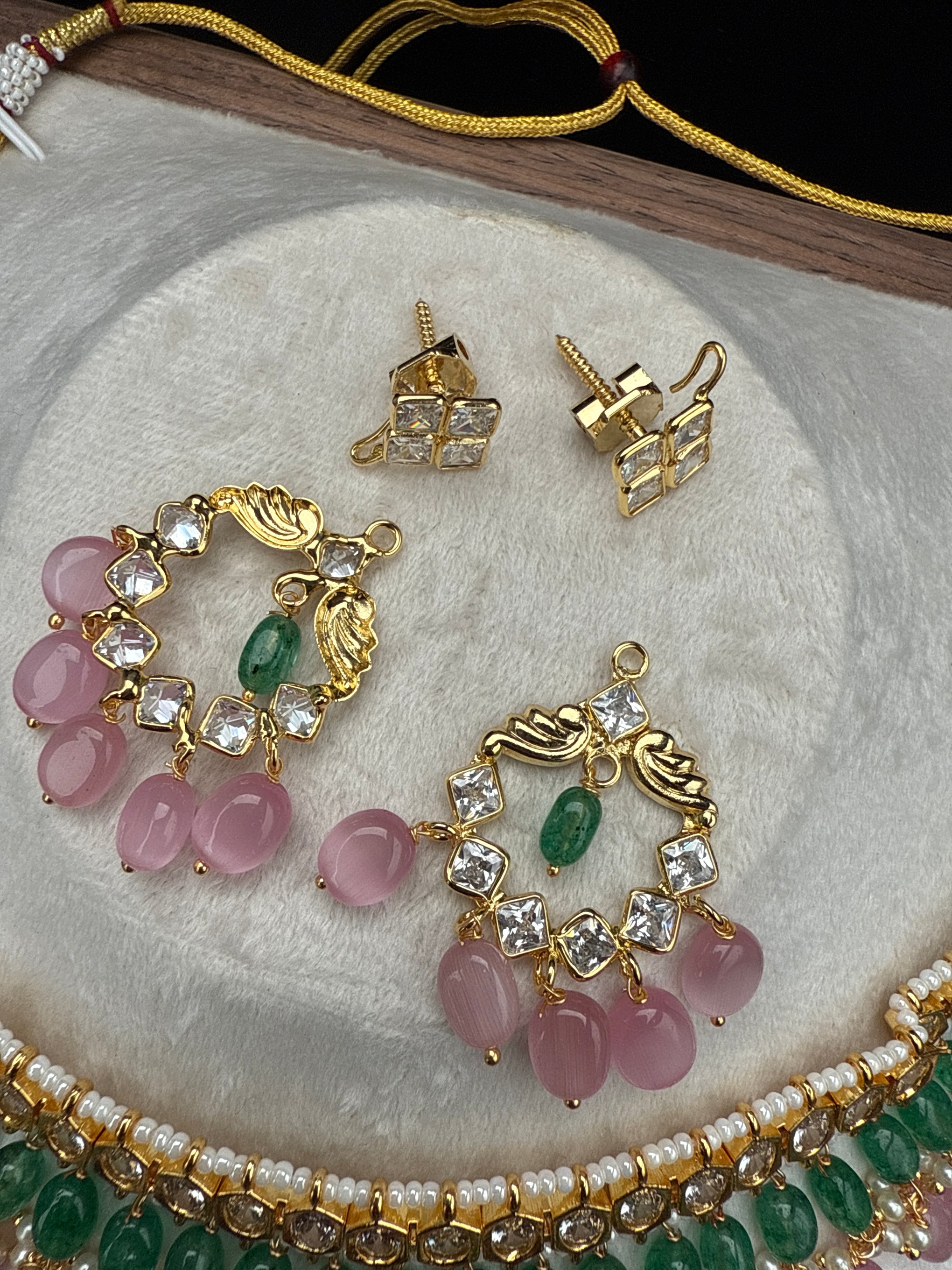 Classic design choker with detachable earrings screw type