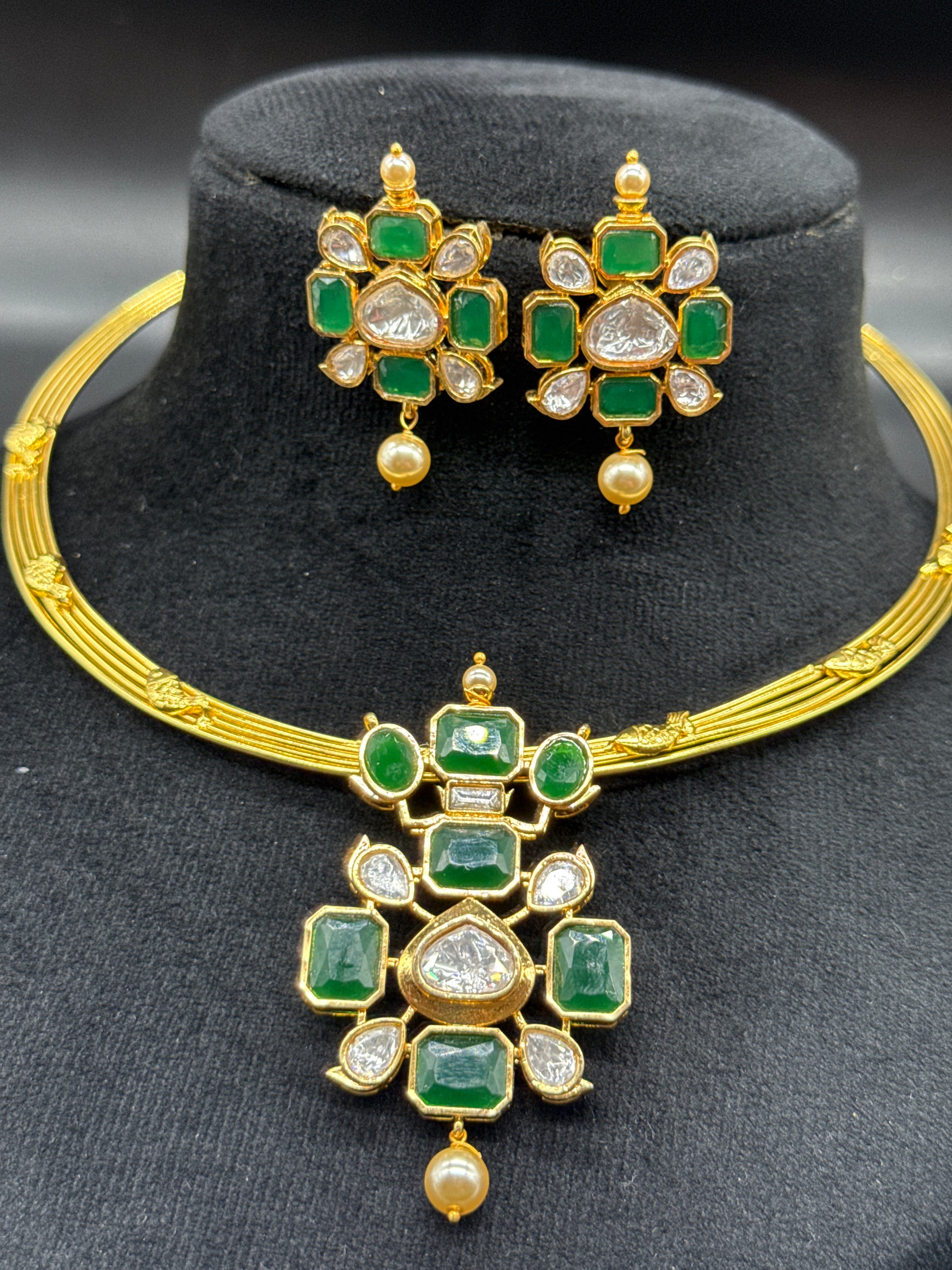Emerald pendant with kante set