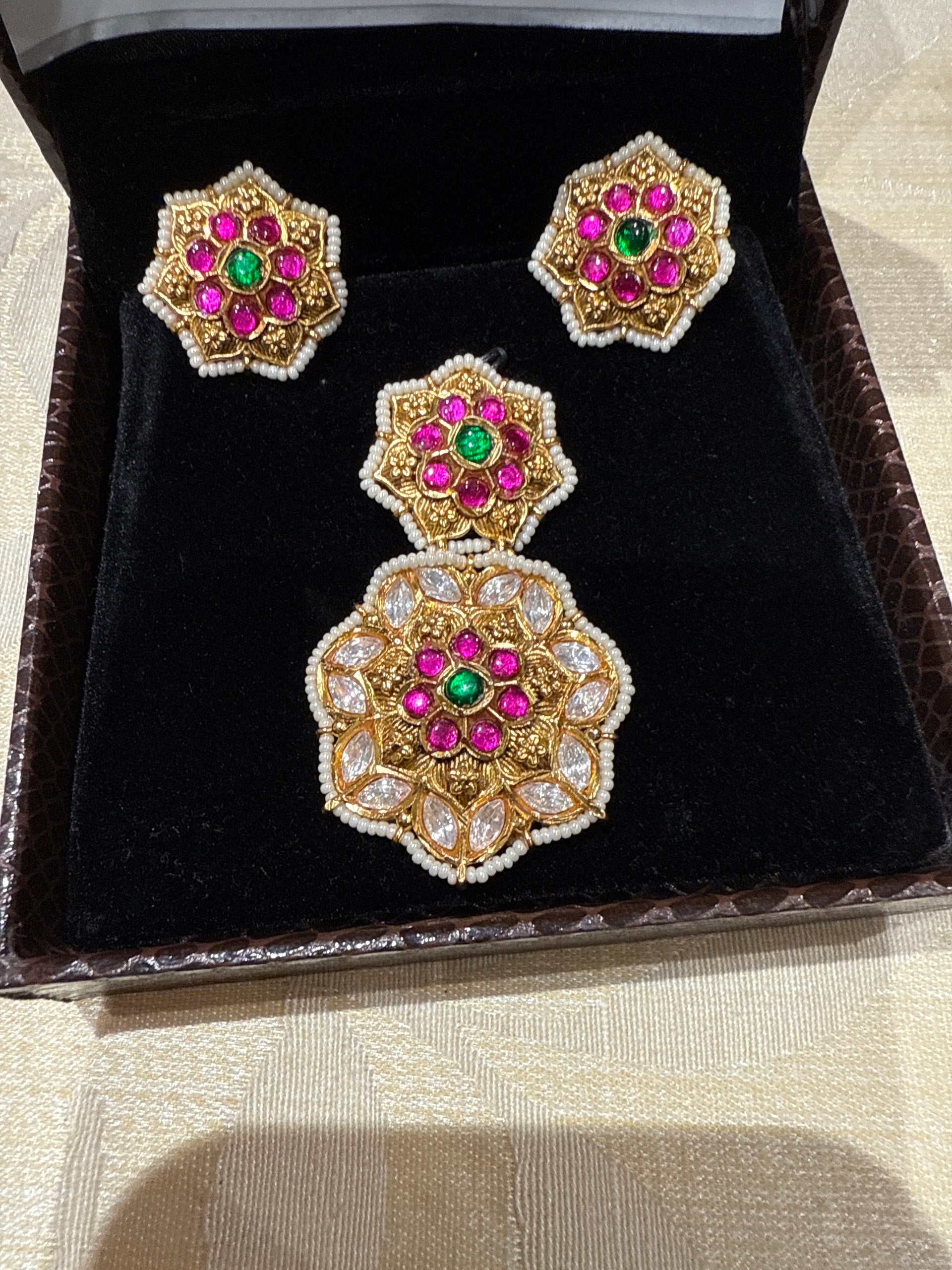 Kundan pendant with earrings