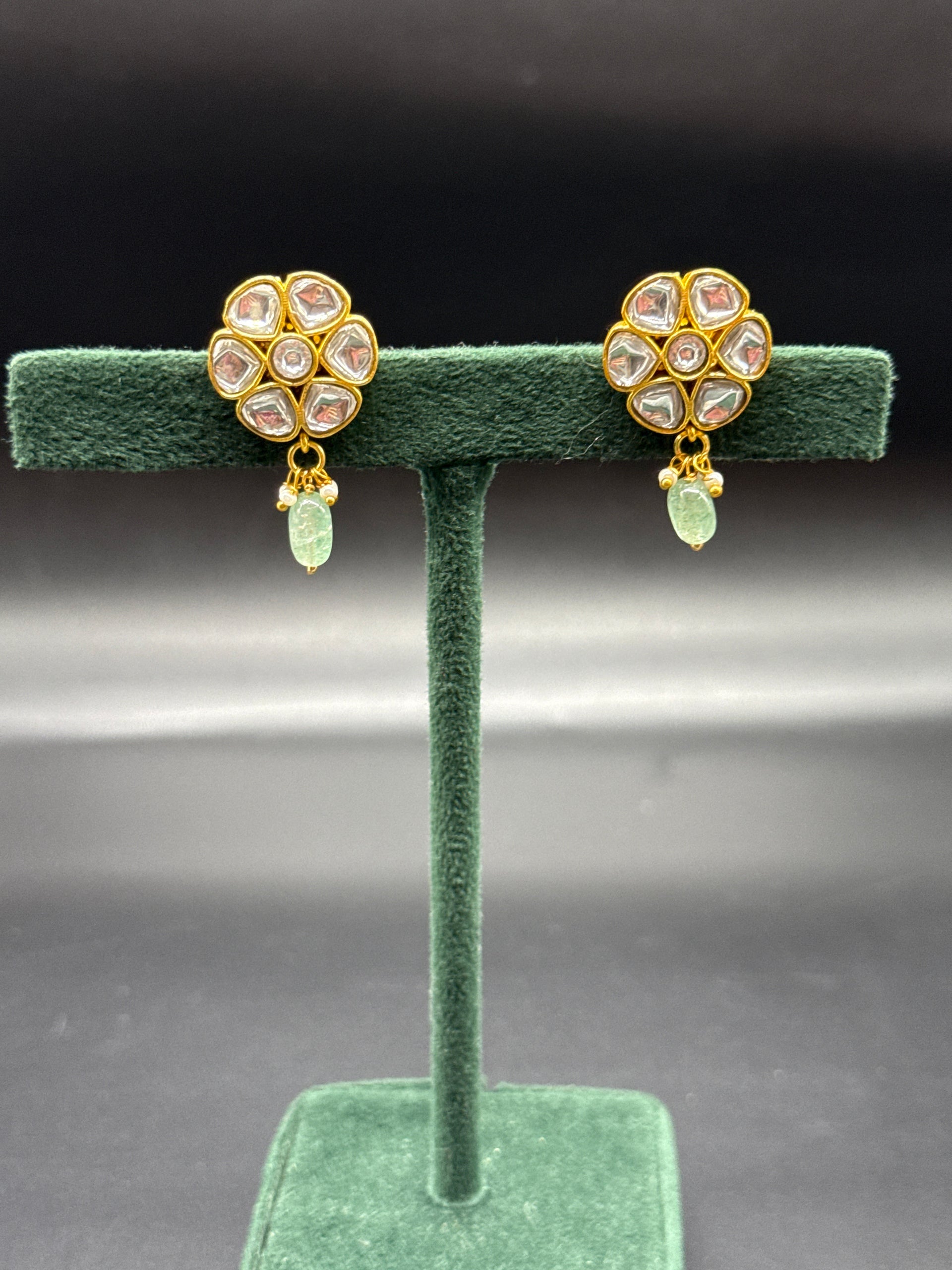 Round studs in white Kundan
