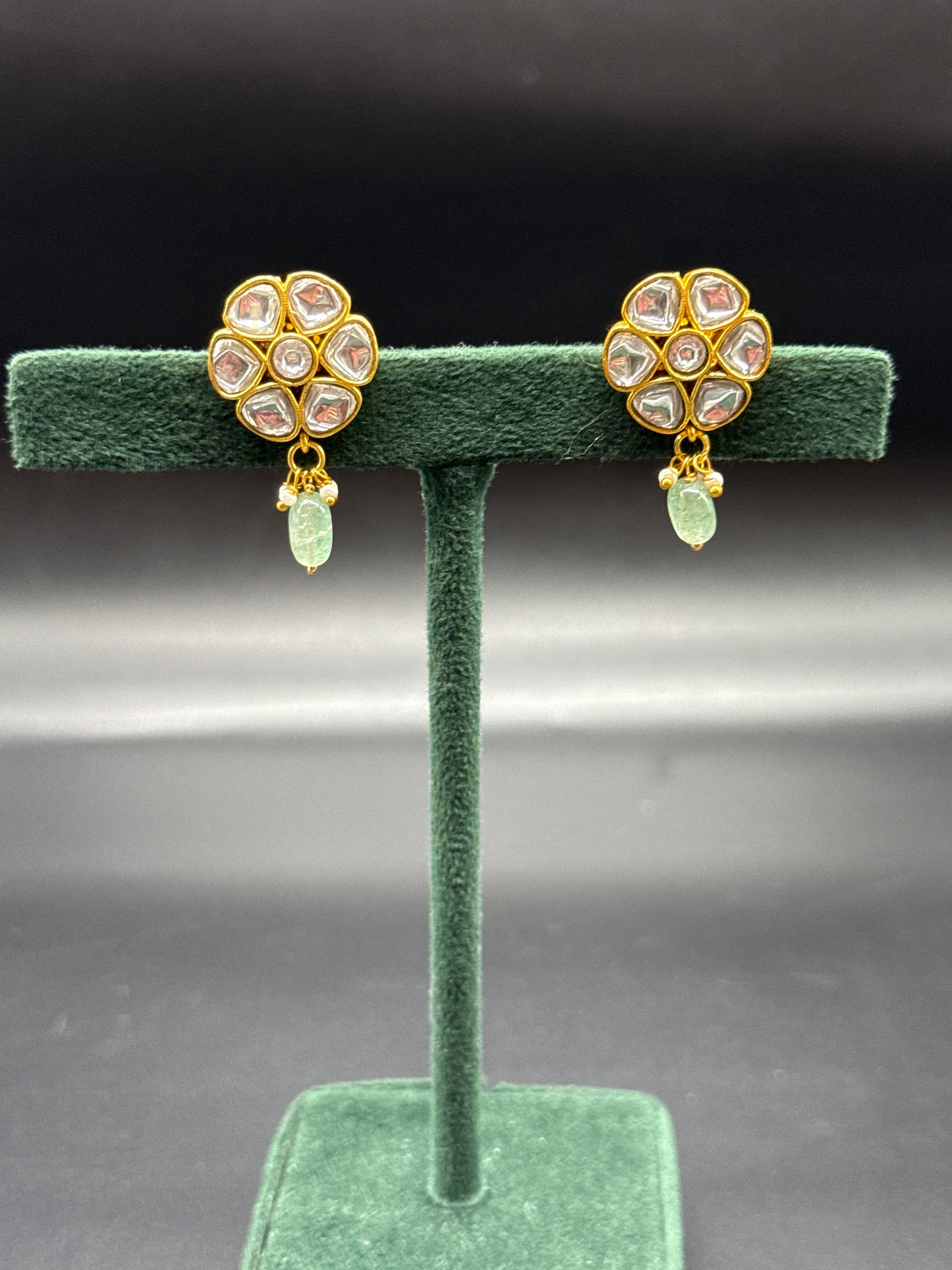 Round studs in white Kundan