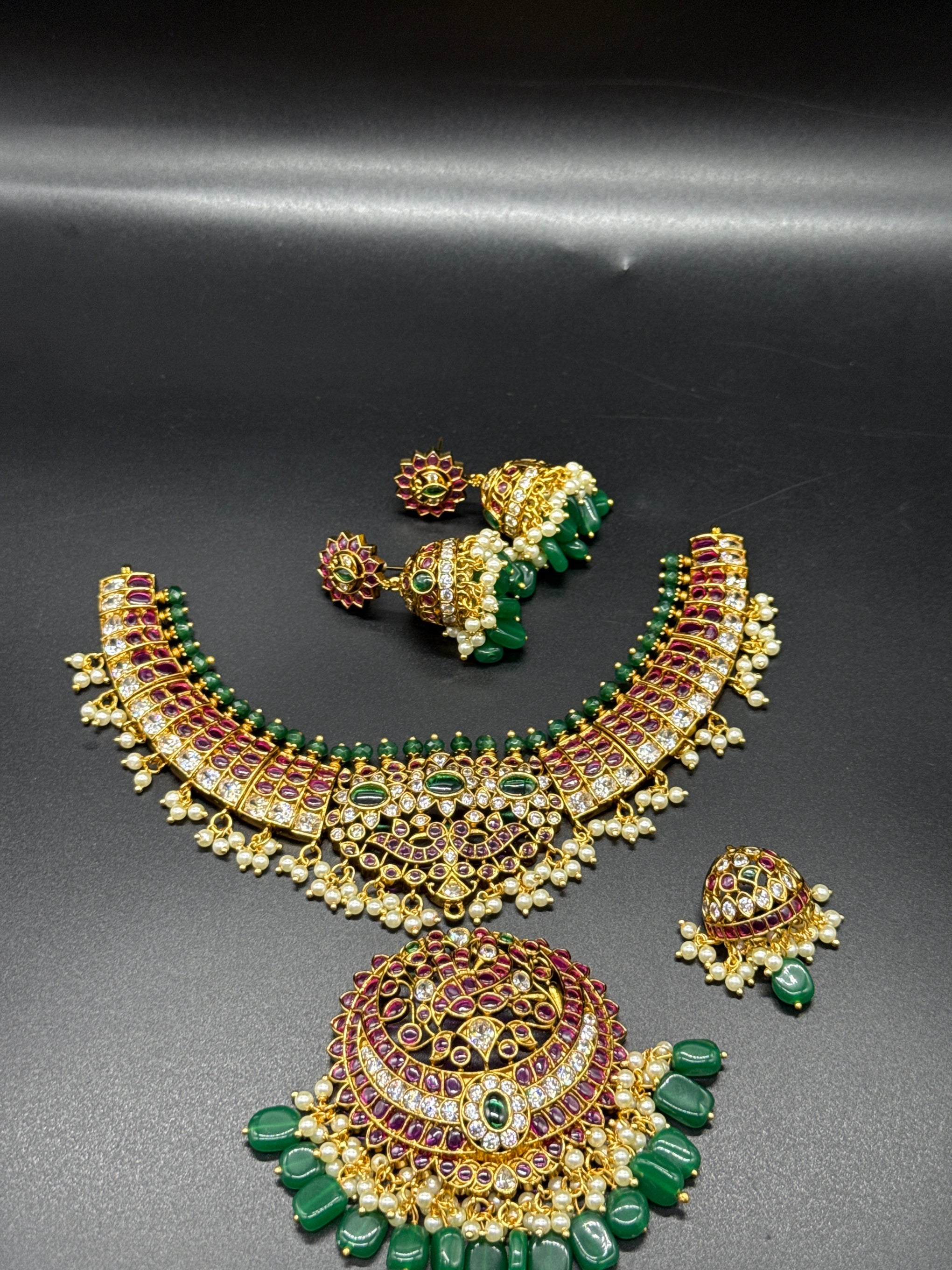 Kempu neck set with detachable pendant