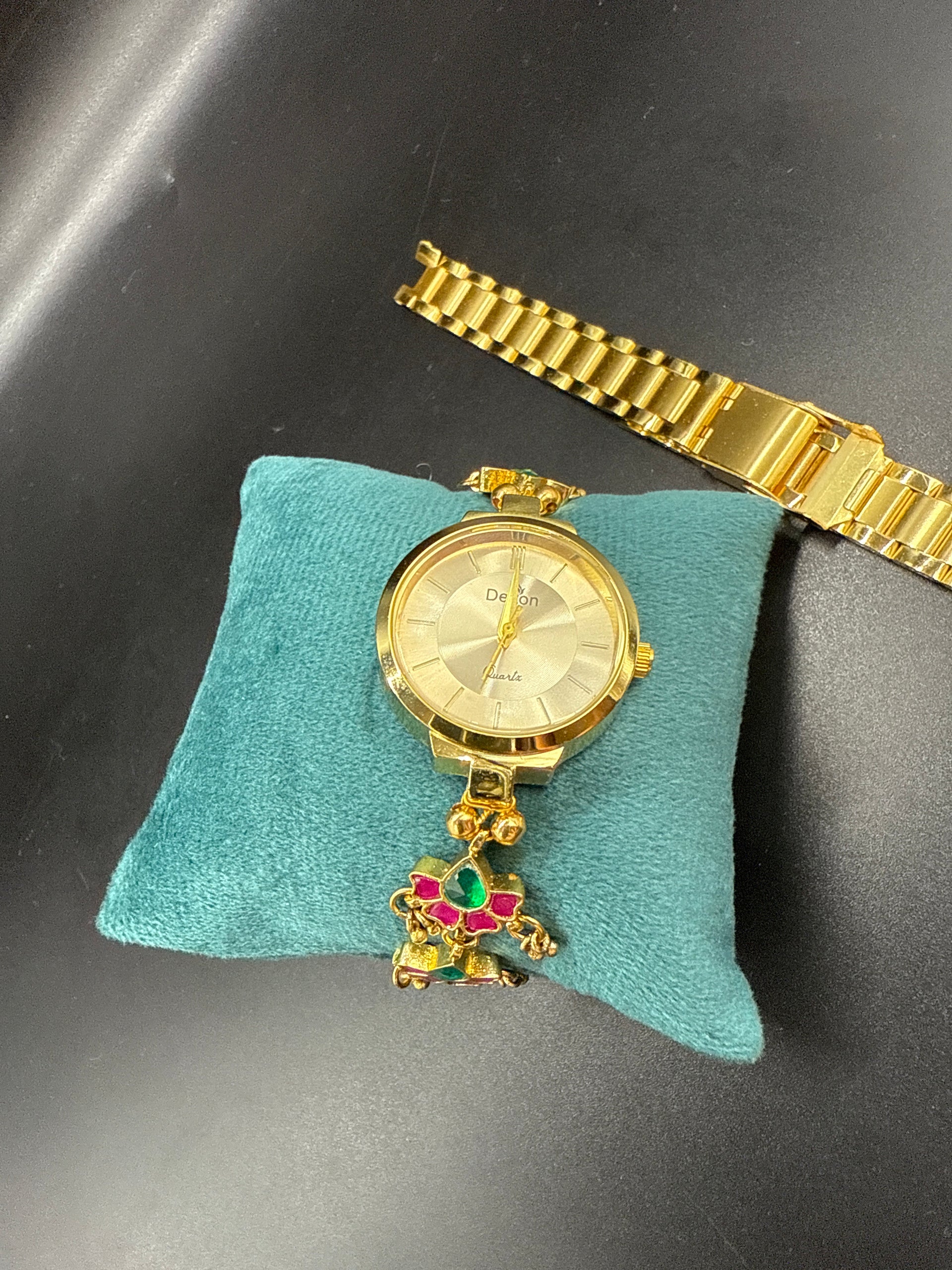 Kundan band with round dial watch