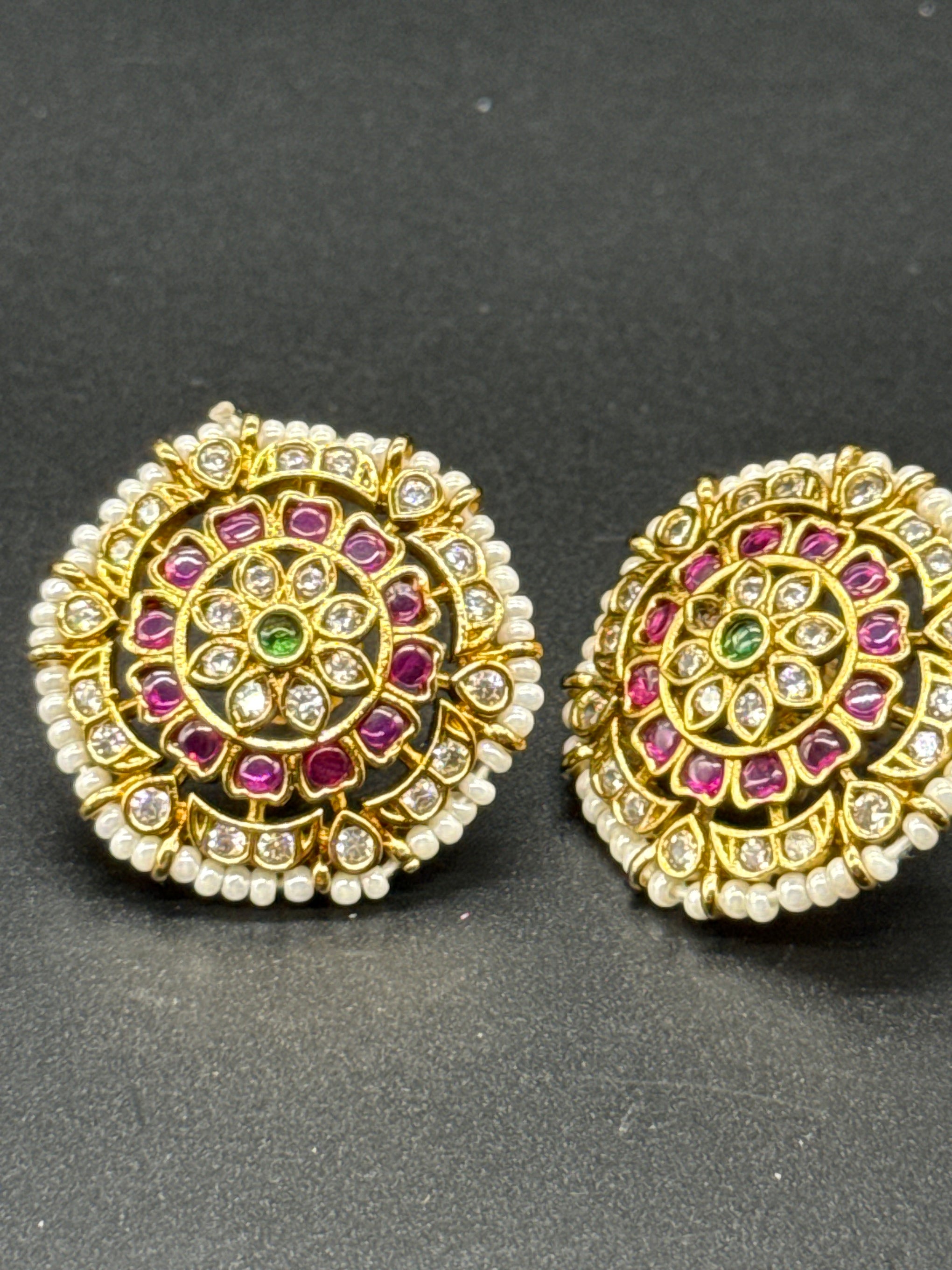 Kempu studs