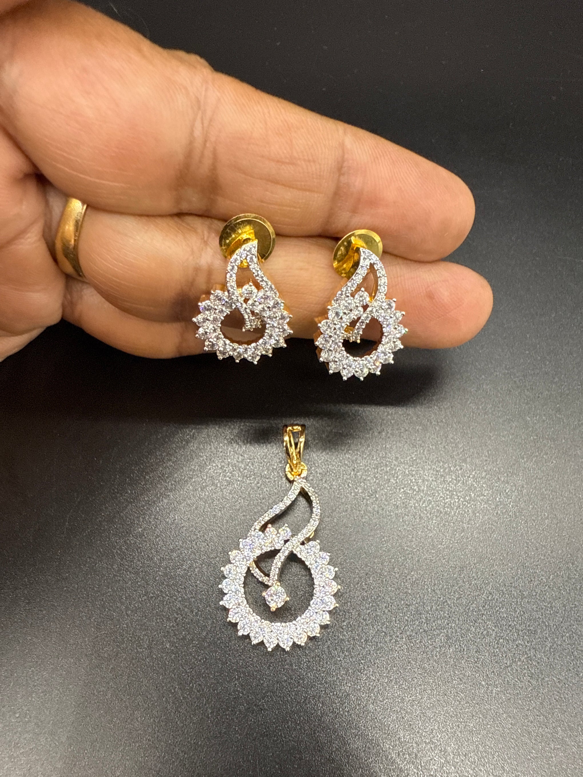 AD pendent set