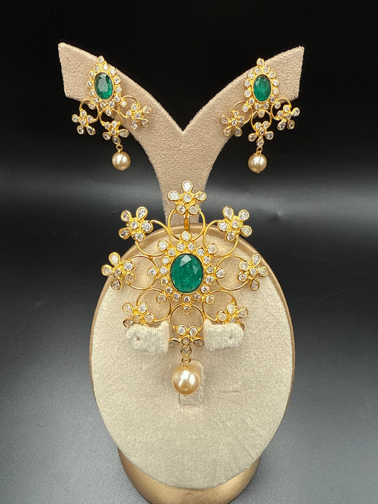 Pendent with earrings-green