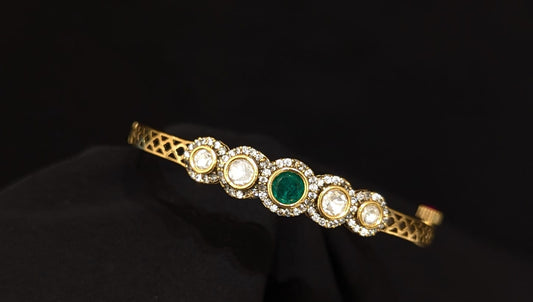 mozonite with central green stone kada