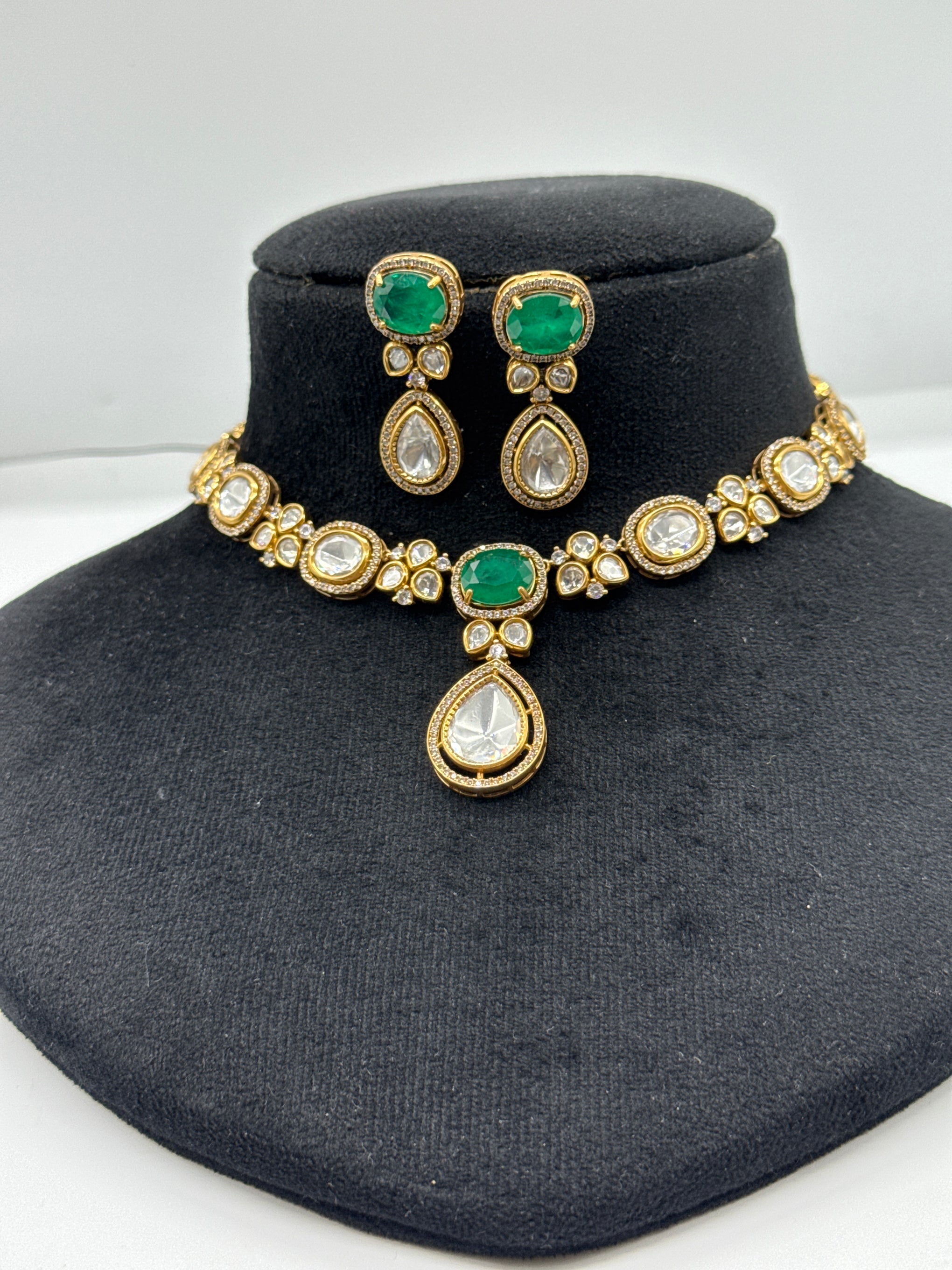 Mozonite set in emerald