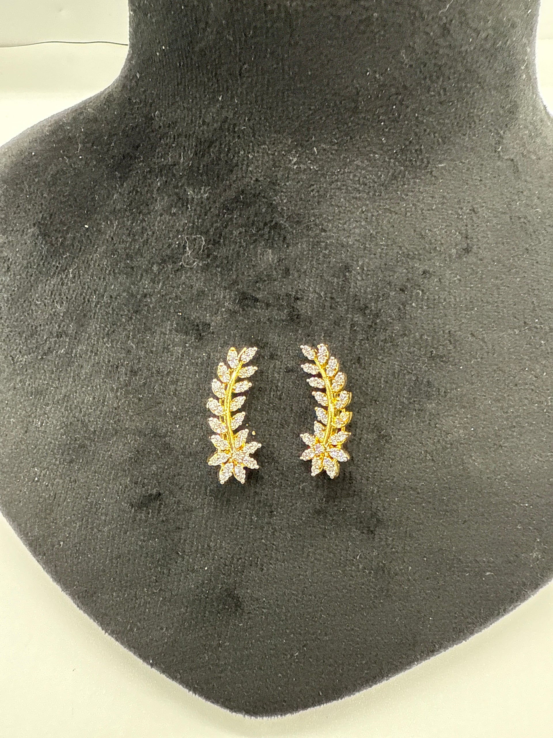 Leaf pattern earcuff