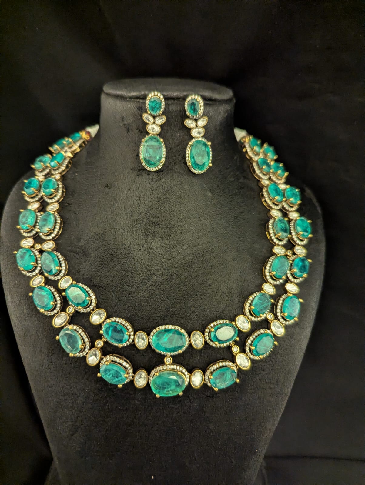 Mint doublet stone set